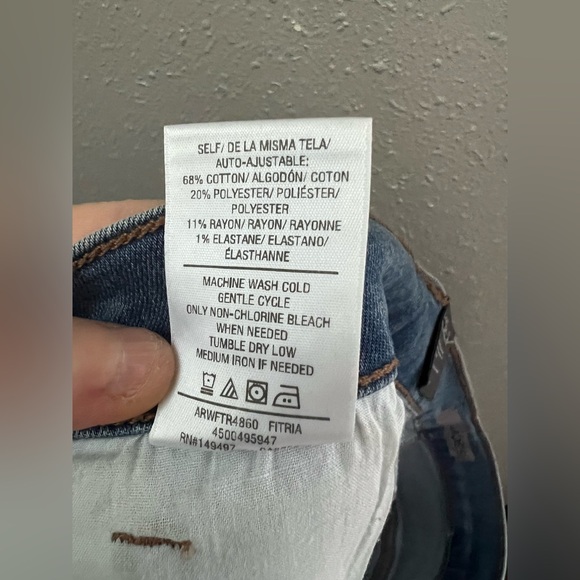 New JOE'S JEANS MEDIUM WASH CUTOFF DENIM SHORTS IN FITRIA WOMEN'S SIZE 30 - Picture 7 of 8